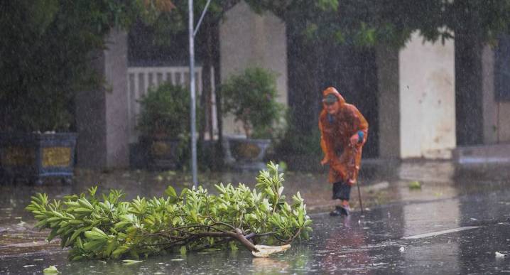 Tifón Kajiki azota Vietnam: un muerto, miles de evacuados y vuelos cancelados