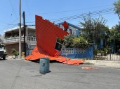 Techo vuela más de 100 metros por fuertes vientos en Monterrey