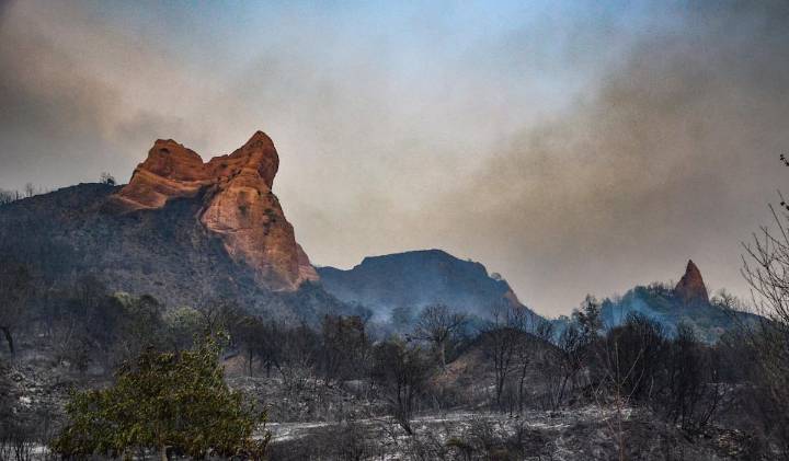 Cuatro incendios graves continúan activos en Castilla y León, mientras vuelven a sus casas algunos vecinos desalojados en Las Médulas