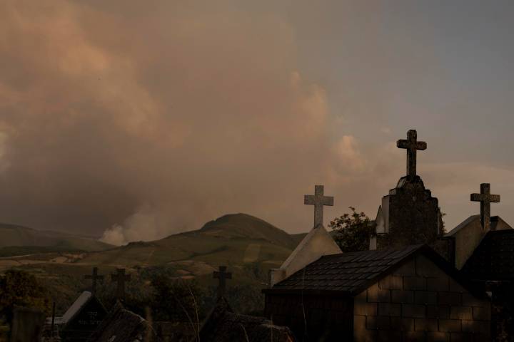 El incendio de Chandrexa de Queixa, Ourense, sigue sin control y alcanza las mil hectáreas quemadas