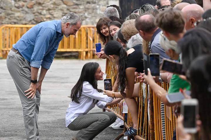 Felipe VI habla con afectados por los incendios en Zamora: "Los testimonios son sobrecogedores"