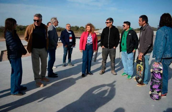 La intendente Fuentes supervisó la obra del playón deportivo de la costanera Sur que incluye un skatepark