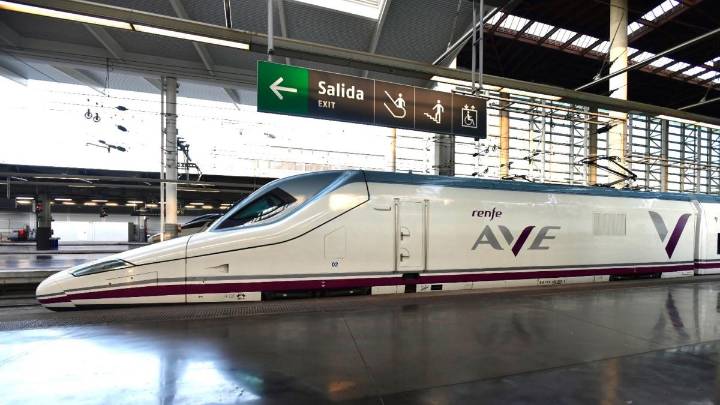 Suspendida la circulación de trenes en un tramo del AVE entre Barcelona y Madrid por un incendio en Guadalajara