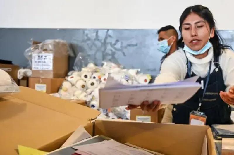 Casi ocho millones de bolivianos votan en las elecciones presidenciales