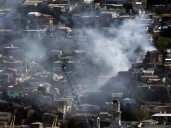 Incendio consumió al menos dos viviendas en el cerro Toro de Valparaíso: Bomberos trabajaron para controlar la propagación