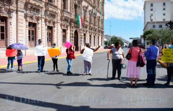 Cierran personas con discapacidad calle Aldama