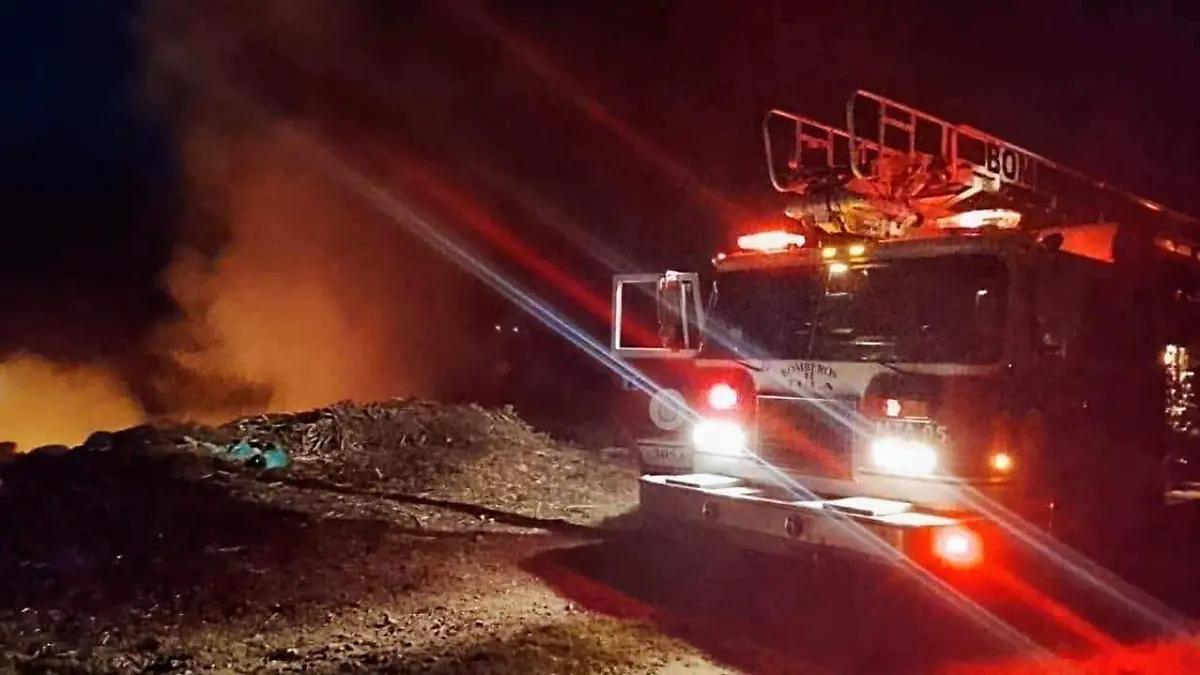 Sofocan incendio de basura y llantas en San Francisco Bojay, Tula