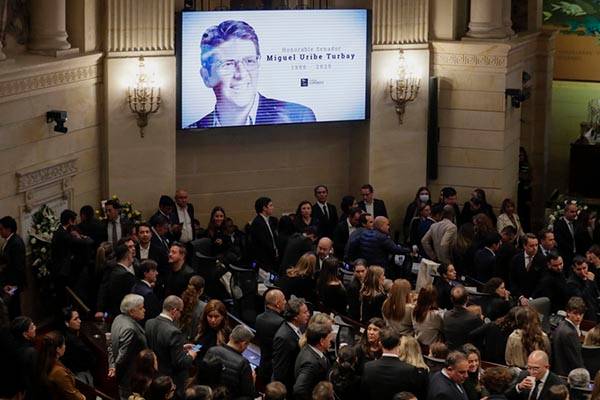 Miguel Uribe es velado en el Capitolio