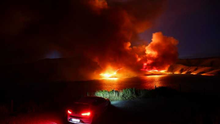 El operativo de extinción de un incendio en Ourense halla los restos de un hombre desaparecido desde mayo