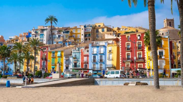 El pueblo a media hora de Alicante con casas de colores, kilómetros de playas y un centro amurallado