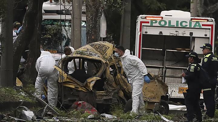 Un atentado con un camión bomba en Cali deja al menos seis muertos y medio centenar de heridos cerca de una escuela militar