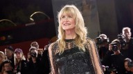 Laura Dern luce el corte de pelo boho con fleco que necesitas para disimular arrugas a los 58