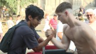 David García, el joven que pone a prueba la fuerza de los transeúntes con un pulso en las calles de Barcelona