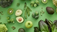 Por qué las frutas y verduras maduran más rápido si las ponen cerca de los plátanos