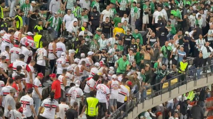 En tropel de hinchas acabó Nacional vs. São Paulo: batalla campal en la tribuna quedó grabada