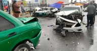 Choca camión de personal contra 5 taxis
