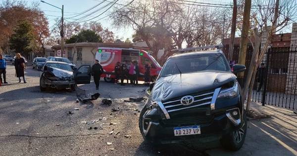Fuerte choque entre una camioneta y un auto en Desamparados