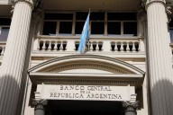 El BCRA impuso más controles para restringirle a los bancos la compra de dólares