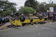 Mueren 21 personas tras volcar autobús; víctimas regresaban de funeral