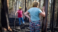 Salir de casa con las llamas a la puerta: « Calquera vai durmir co lume ao lado!»