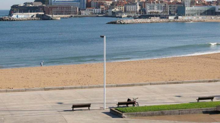 A prisión el sospechoso de violar a una joven francesa en la playa de Poniente de Gijón, que niega los hechos
