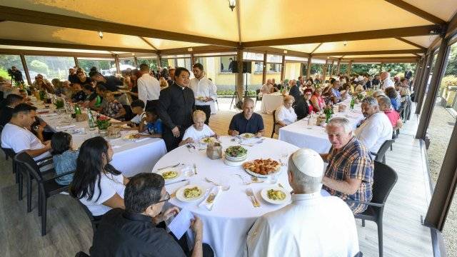 El papa invitó a almorzar a 110 pobres a su palacio de veraneo