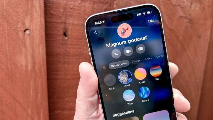 iOS 26 lets you change the background in Messages