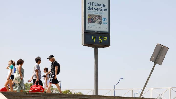 La AEMET activa avisos por calor en casi toda España este domingo, con máximas de hasta 45 °C