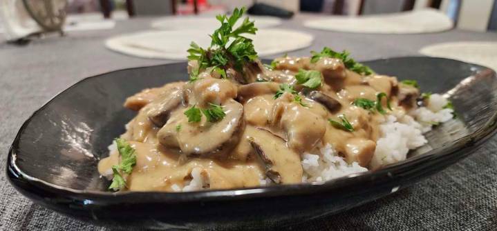 Strogonoff de Pollo y Champiñones a mi estilo: elegante, pero con calle