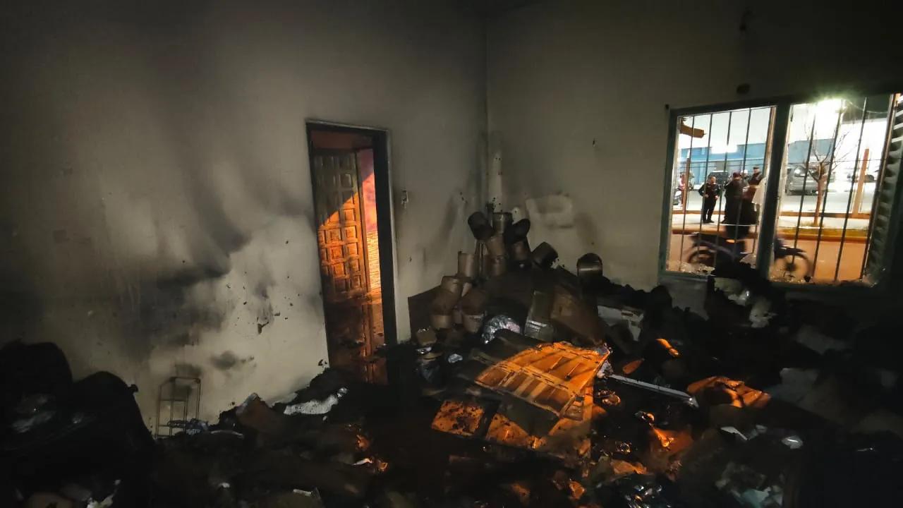 Bomberos sofocaron el incendio de una vivienda en Villa Corina y cinco personas fueron asistidas