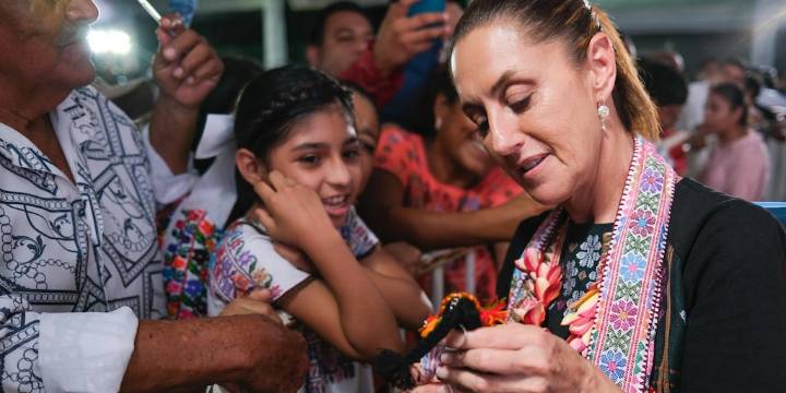 “Los huipiles son más que prendas, son códices”: Sheinbaum narra como nació su amor por ellos