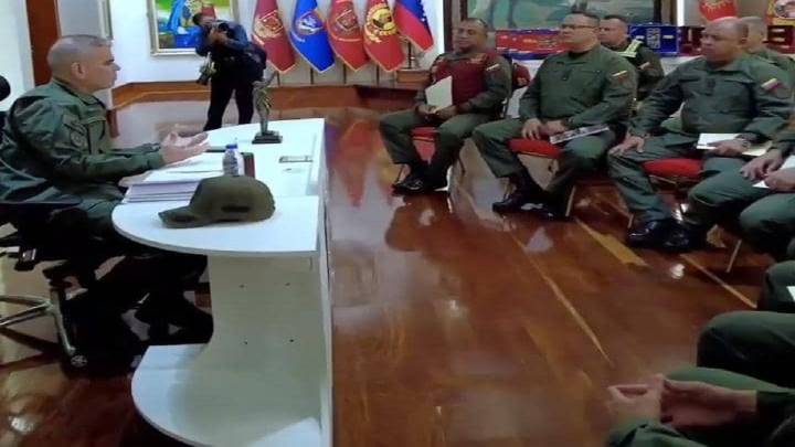 Ministro Padrino López evalúa «amenazas a la patria» con oficiales superiores