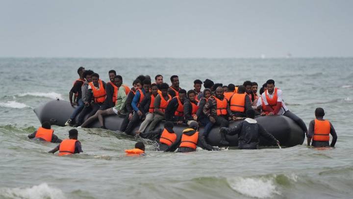 Home Office to detain first small boat migrants for deportation to France in days 