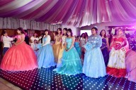 Celebran fiesta de 15 años 46 jovencitas que luchan contra el cáncer