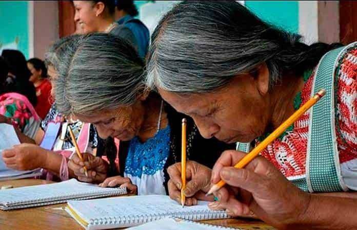 Promueven alfabetizan en lengua indígena a adultos mayores de SLP