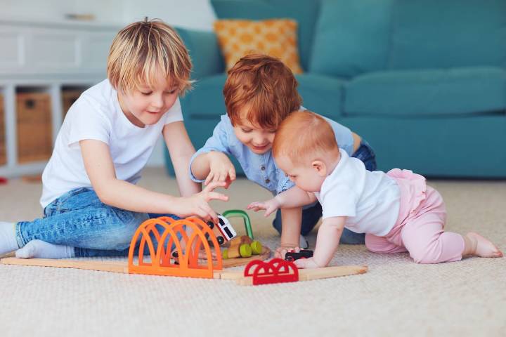Lazo de familia. Día Mundial del Hijo del Medio: por qué se celebra hoy y frases para enviar