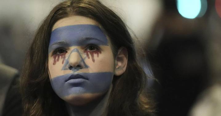 Israel prepara traslado de palestinos al sur de Gaza; israelíes instan a protesta masiva por guerra