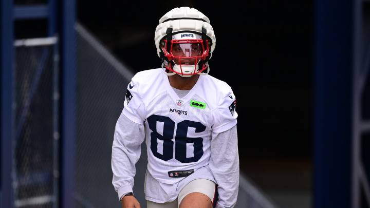 Packers cut WR Kawaan Baker after trading for OL Darian Kinnard