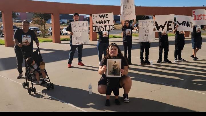 Joven muere a balazos por policías en Laredo; familiares protestan frente a cuartel