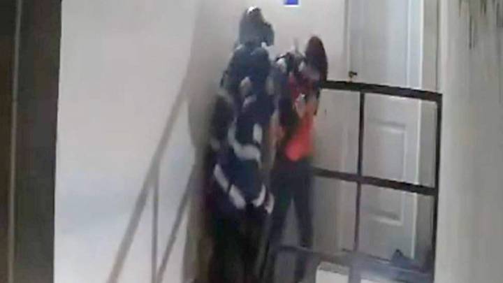 Sancionan a policías de Santa Cruz por agredir a un joven durante un control vehicular