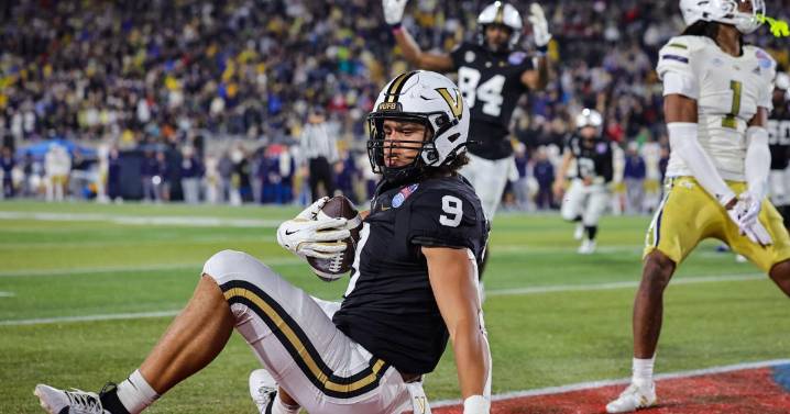Vanderbilt All-America tight end Eli Stowers adds element to game