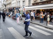 El último canillita de París que desde hace 50 años vende diarios por sus calles