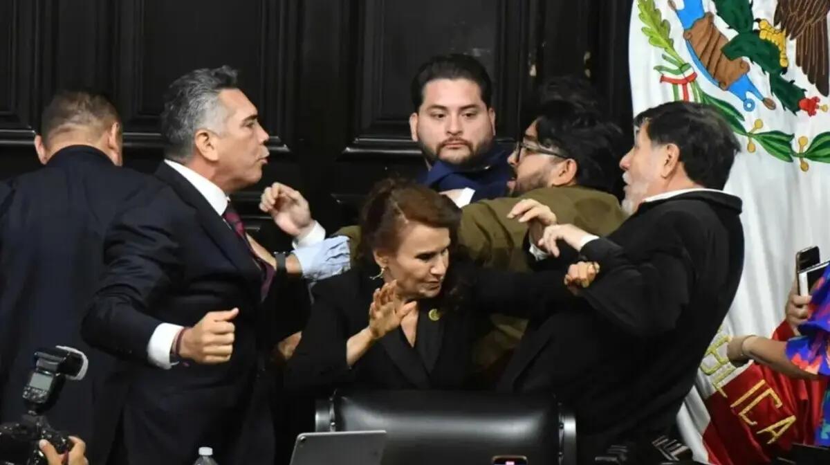 ¡No me toques! Noroña y ‘Alito’ se van a los golpes en el Senado