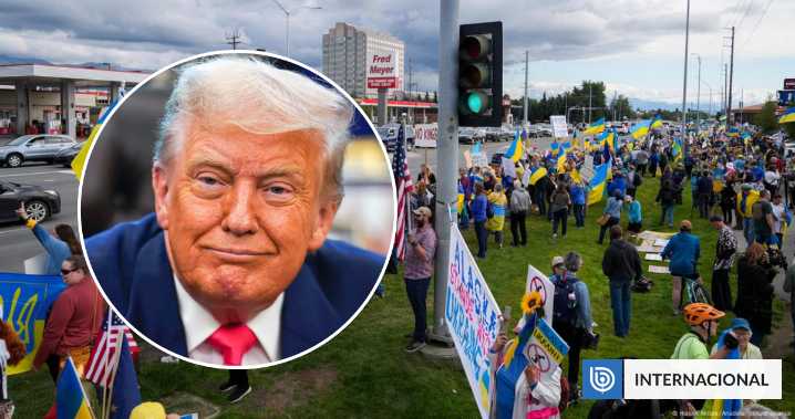 Con banderas de Ucrania: manifestantes en Alaska arremeten contra Trump por cumbre con Putin