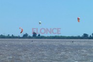 Con el viento a favor, el kitesurf se apoderó del río Paraná en la zona del Thompson