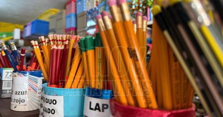 Con empeños padres de familia compran útiles escolares en el sur de Tamaulipas