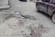 Por baches, piden vecinos de Huejutla la rehabilitación de la calle Constitución