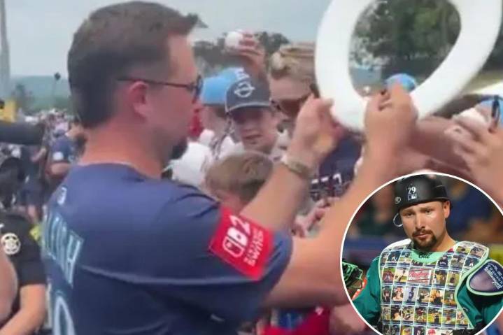 Cal Raleigh signs bathroom item for fan at Little League Classic