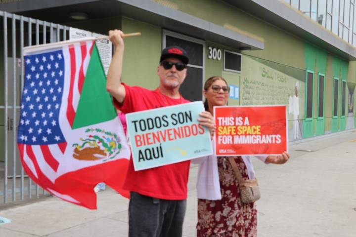 Padres de familia acompañan a sus hijos hasta la puerta de la escuela con el temor de ser presas de ICE