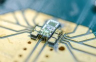 Señales cuánticas enviadas por fibra óptica comercial